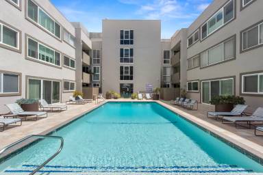 Main picture of 1025 N Kings Rd