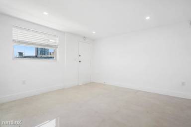 Main picture of 2070 Bay Dr
