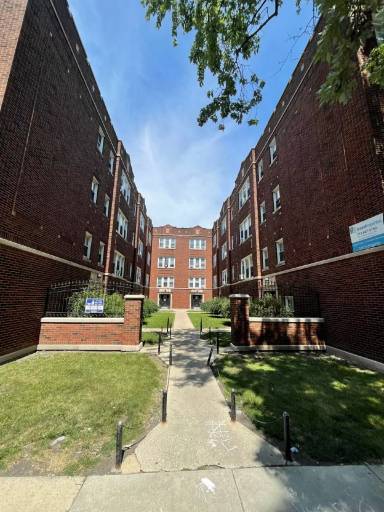 Main picture of 4020 W Melrose St