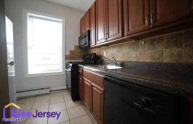 Main picture of 6 Tonnele Ave