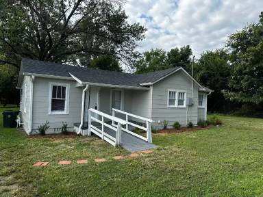 Main picture of 204 Moore Dr
