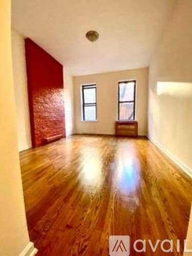 Main picture of 415 E 81st St