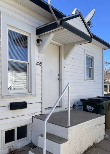 Main picture of 204 E 2nd St