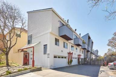 Main picture of 2058 S Delaware St