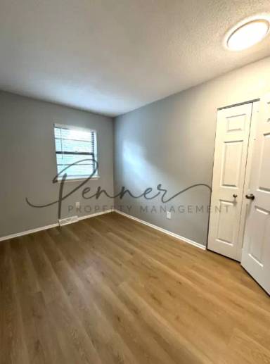 Main picture of 805 NW Oxford Dr
