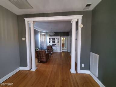 Main picture of 2828 N Sawyer Ave