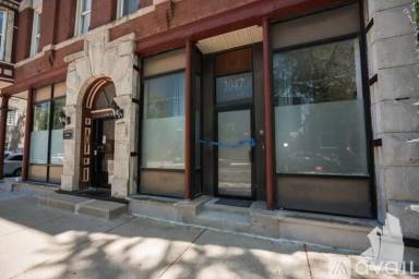 Main picture of 2047 N Hoyne Ave