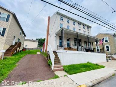 Main picture of 132 S Main St