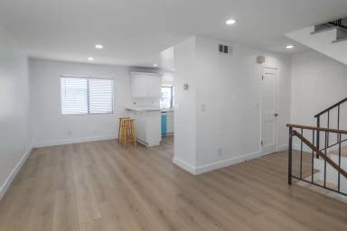 Main picture of 19230 Wyandotte St