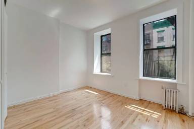 Main picture of 209 E 10th St