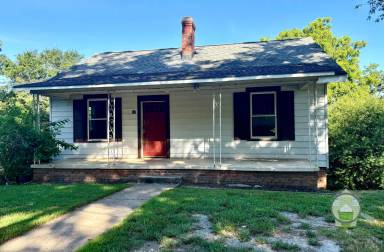 Main picture of 17 Circle St