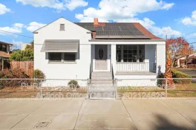 Main picture of 300 W 9th St
