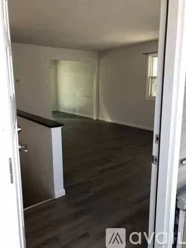 Main picture of 806 Northlawn St NE