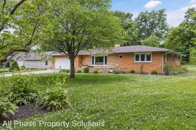 Main picture of 914 Country Club Dr W