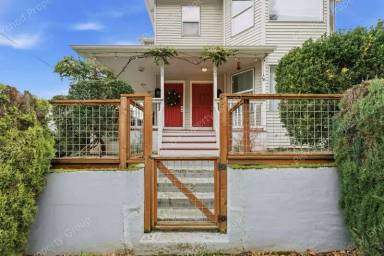 Main picture of 2105 SE Stark St