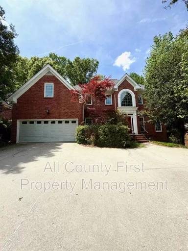 Main picture of 2438 Kings Arms Dr NE