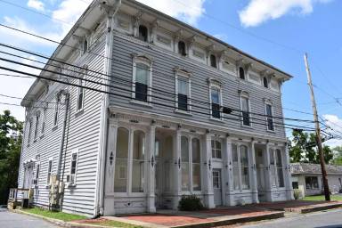 Main picture of 421 Canal St