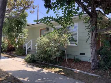 Main picture of 230 W 20th St