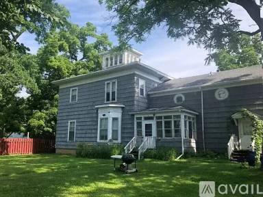 Main picture of 315 E Maple St