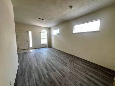 Main picture of 7304 Gallinas Ave NE