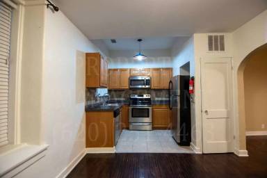 Main picture of 112 1/2 E Main St