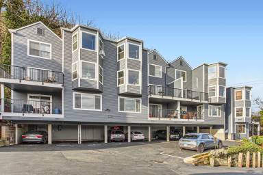 Main picture of 3473 SW Barbur Blvd