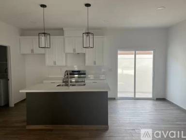 Main picture of 200 S Ridge Ln