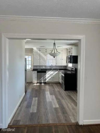Main picture of 556 Green Ln