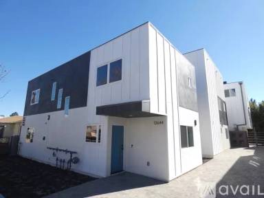 Main picture of 12644 Oxnard St