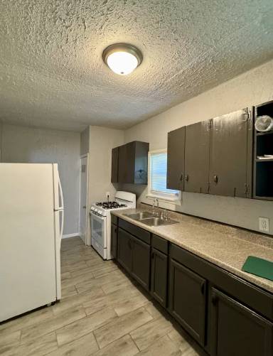 Main picture of 702 E Main St