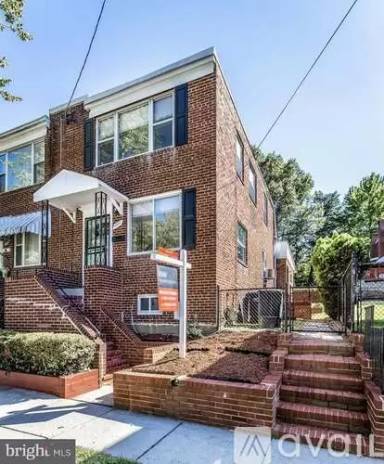Main picture of 4007 Ames St NE