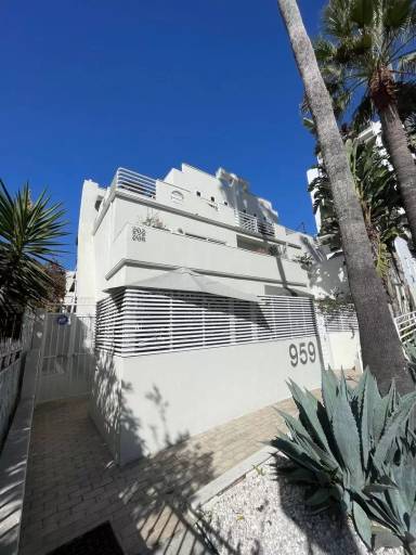 Main picture of 959 N Doheny Dr