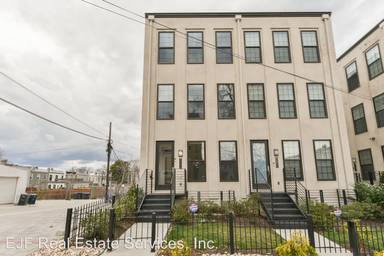 Main picture of 526 Lamont St NW