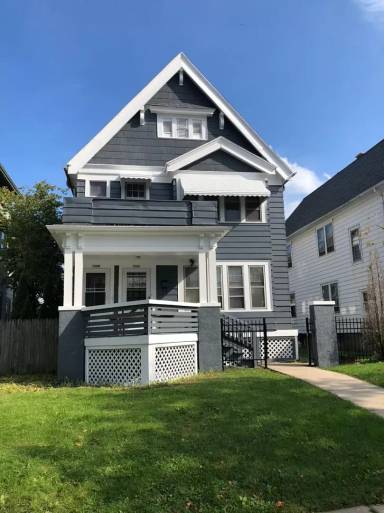Main picture of 3306-08 N Oakland Ave