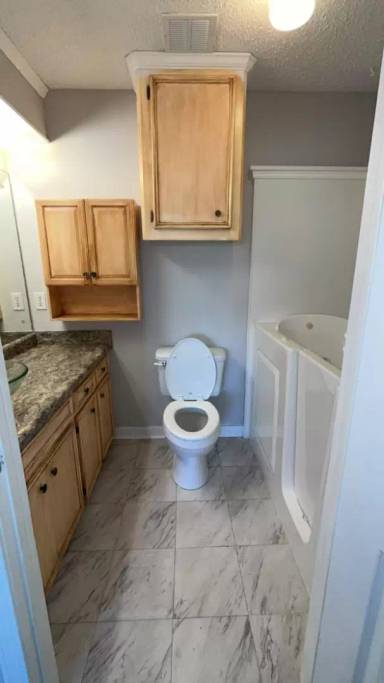 Main picture of 924 S College St