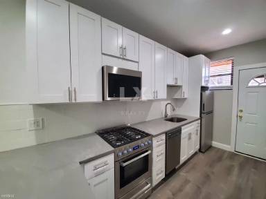 Main picture of 627-41 W Roscoe St