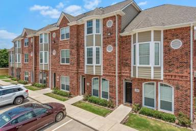 Main picture of Lakeridge Townhomes