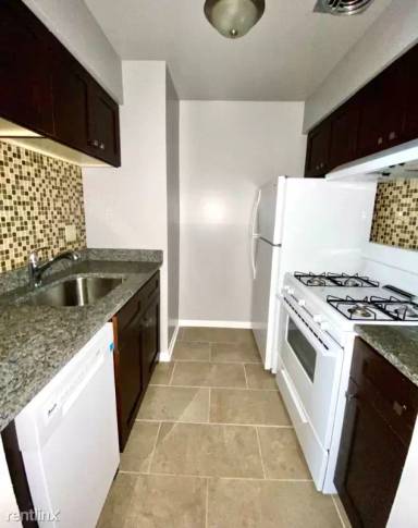 Main picture of 5820 N Sheridan Rd