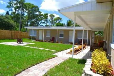 Main picture of 4820 Maine St