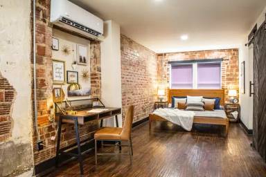 Main picture of 140 E 21st St