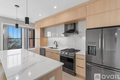 Main picture of 7518 N Eastlake Ter