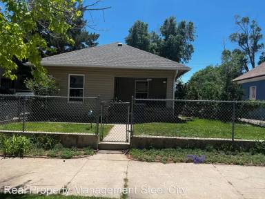 Main picture of 1520 E 8th St