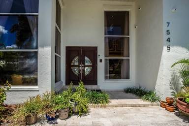 Main picture of 7545 N Oakmont Dr