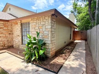 Main picture of 405 Parkhill Cv