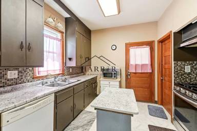 Main picture of 228 8th St NW