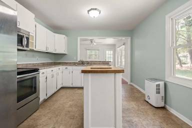 Main picture of 8907 Rollingwood Rd