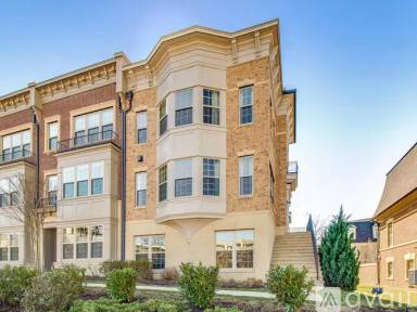 Main picture of 500 Rampart Way