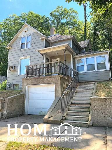 Main picture of 121 N 6th St