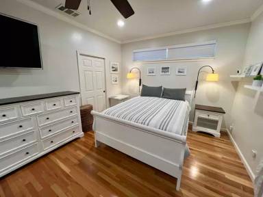 Main picture of 5001 Whitney Ave