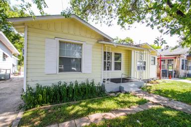 Main picture of 2818 E Houston St
